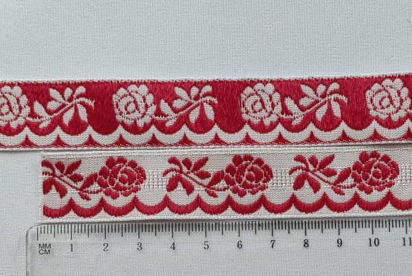 Vyšívaná stuha - červená