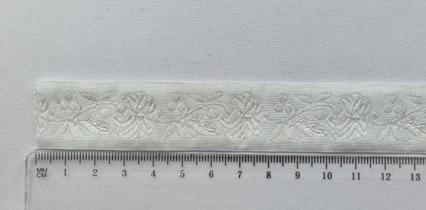 Vyšívaná stuha - biela