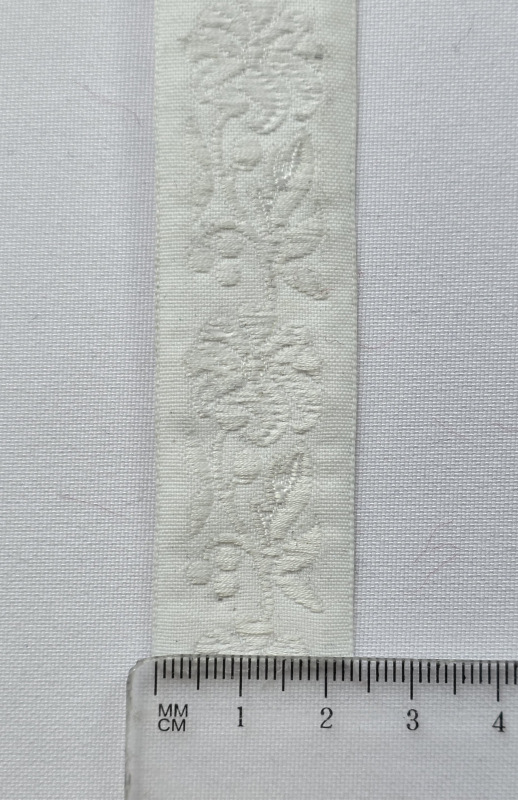 Vyšívaná stuha - biela 1